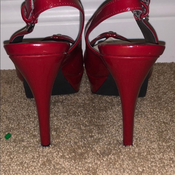 (2/$20) Brand New In Box Guess Heels - Picture 4 of 6